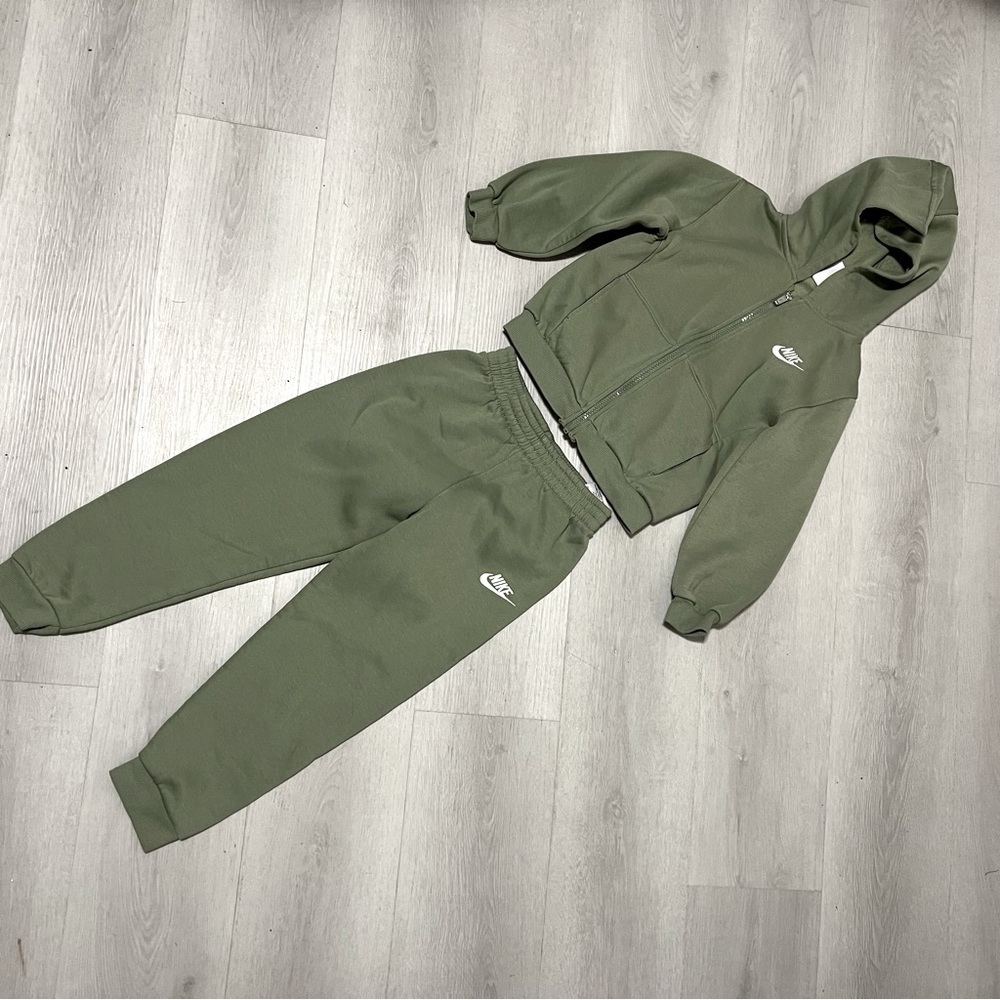 Nike Boys Large (6-7) Sportswear Club Fleece Full-Zip Hoodie & Jogger Pant Set - Picture 14 of 14